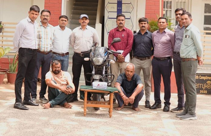 અમદાવાદ: ચેઇન સ્નેચિંગ કરતા બે રીઢા ગુનેગાર ઝડપાતા 6 ગુના ઉકેલાયા, મંદિર-દેરાસર વિસ્તારમાં શોધતા હતા ટાર્ગેટ