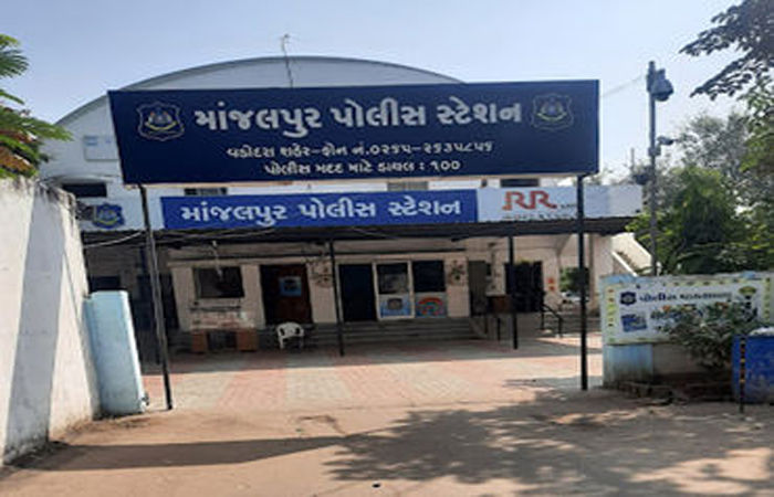 વડોદરાના ફાઇનાન્સરે આર.સી.બુકમાં ચેડાં કરી આણંદના વેપારીને ટેમ્પો વેચી દીધો