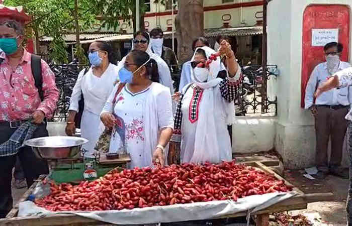 જૂનાગઢ કોર્ટ બહાર વકીલોએ લારીમાં શાકભાજી અને ફળો વેંચી કર્યો વિરોધ