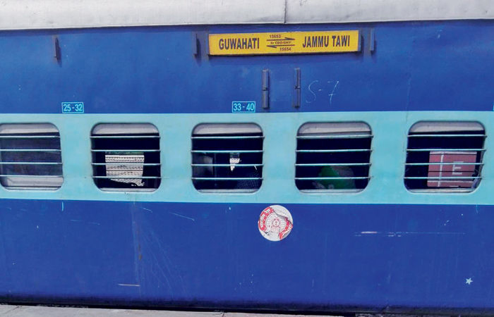 ગાડી બુલા રહી હૈ સ્ટેશન ભૂલા રહી હૈ