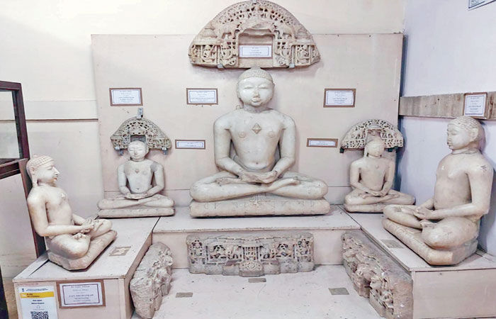 મંદિરની માફક મ્યુઝિયમમાં શોભતી જૈન તીર્થંકરોની પૌરાણિક પ્રતિમાઓ