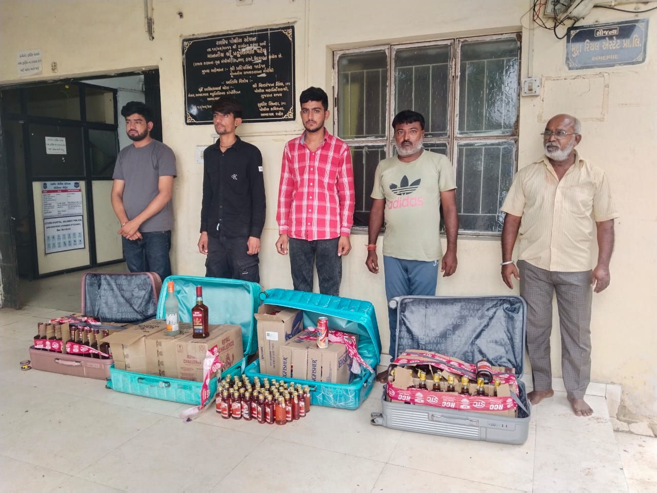 કારમાં વિદેશી દારૂની ડીલેવરી કરવા નીકળેલો બુટલેગરને ઝડપી લેવાયો