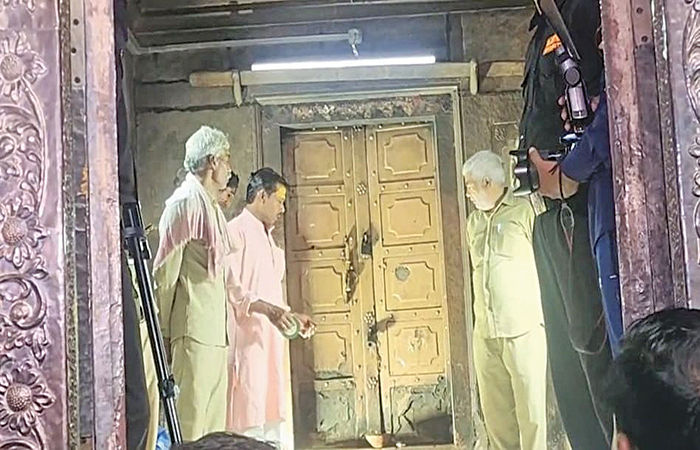 54 વર્ષ બાદ મથુરાના વિશ્વ પ્રસિદ્ધ બાંકે બિહારી મંદિરના ખજાનાનો રૂમ ખોલાયો