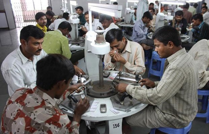 હીરા ઉદ્યોગમાં હજુ એક મહિનો મંદીના અણસાર
