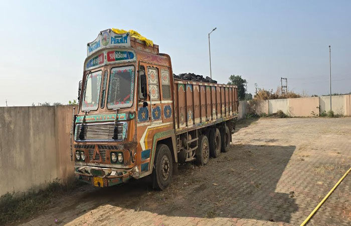 વેલાળા(સા)ની સીમમાંથી ગેરકાયદે કાર્બોસેલનું ખનન ઝડપાયું