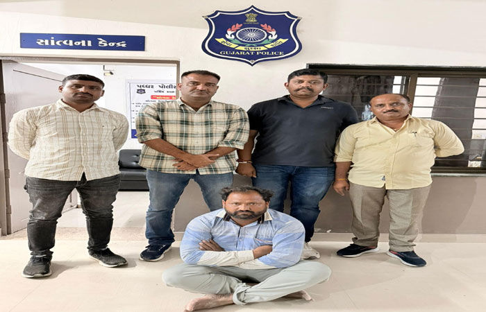 2 વર્ષની સજા બાદ પેરોલ જમ્પ કરી નામ બદલી ભુજમાં રહેતો હતો