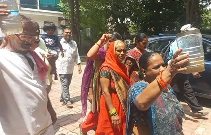 વડોદરાના વોર્ડ નંબર 2માં ઇન્દોર જેવી પરિસ્થિતિ થવાનો ભય : છ મહિનાથી ગંદુ કાળું પાણી આવતા લોકોનો હોબાળો