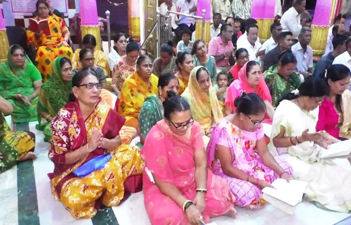 ધ્રાંગધ્રાના 135 વર્ષ જુના મહાલક્ષ્મી માતાજીના મંદિરમાં બેસીને ગરબા ગાવાની પરંપરા