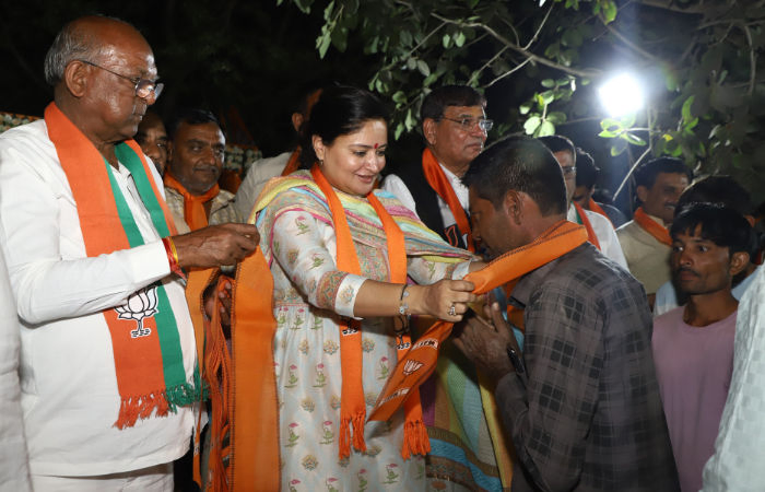 Congress leaders join BJP in presence of Jamnagar MP Poonam Maadam