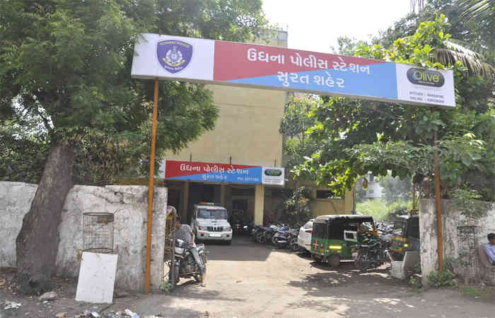કરફ્યુ સમયે ત્રાટકેલા તસ્કરો આરામથી પતરું તોડી અંદર પ્રવેશ્યા અને સામાન વેરવિખેર કરી ચોરી કરી