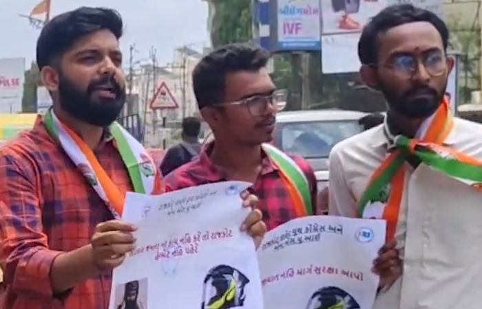 'પહેલા સારા રસ્તા બનાવો, પછી હેલ્મેટ ફરજિયાત કરો': રાજકોટમાં કોંગ્રેસ-NSUI દ્વારા ઉગ્ર વિરોધ