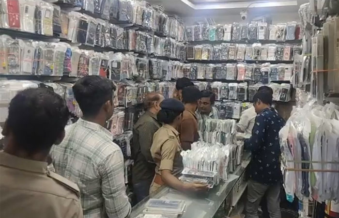 એપલ કંપનીની ડુપ્લીકેટ એસેસરીઝના વેચાણ મામલે ચાર દુકાનોમાં પોલીસના દરોડા