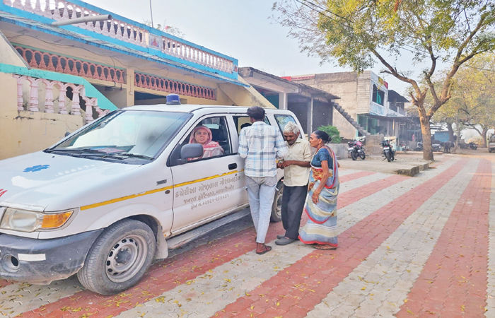 બાલાસિનોરમાં 51 વર્ષથી બે રૂપિયામાં ગરીબ દર્દીઓની સારવાર કરતી મોબાઇલ હોસ્પિટલ