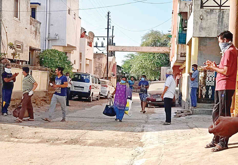 ભરૂચની  મહિલા નર્સ અને યુવક ઘરે પરત ફરતા રહીશોએ સ્વાગત કર્યું