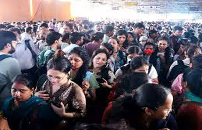 ઘાટકોપર વર્સોવા મેટ્રોમાં વર્કિગ ડે એ જ ગો સ્લોઃ સ્ટેશનો પર અંધાધૂંધી