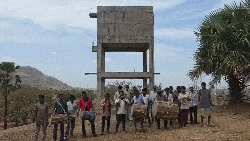 છોટા ઉદેપુર: નસવાડીના રણબોર ગામમાં પાણી માટે વલખા, તંત્રને જગાડવા ગ્રામજનોએ વગાડ્યા ઢોલ-નગારા