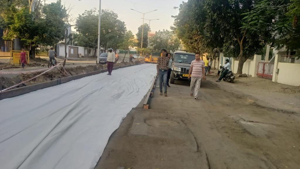 પંદર  દિવસમાં માહિતી મળી નહીં હોવા છતાં પશ્ચિમ અમદાવાદમાં ૭૫ કરોડના ખર્ચે સિમેન્ટના રોડ બનાવવા મંજૂરી