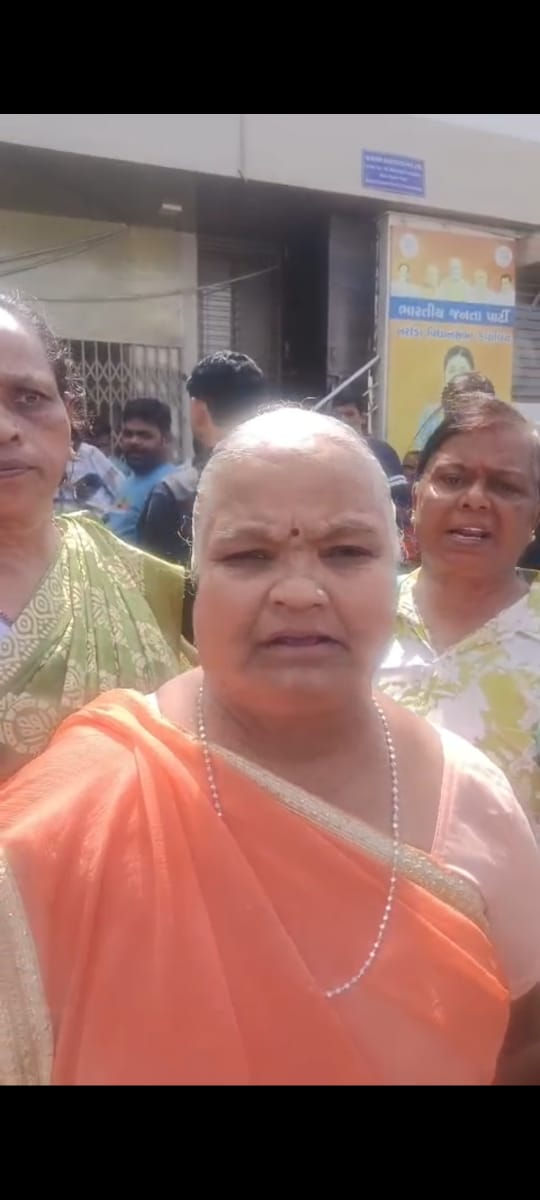 છ મહીનાથી ઉભરાતી ગટરના ગંદા પાણીથી ત્રસ્ત લોકોને નરોડાના ધારાસભ્યને કાર્યાલય પાસે ઘેરી વિરોધ કરવાની ફરજ પડી