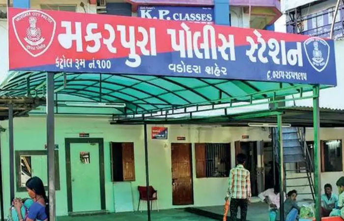 વડોદરામાં કાર રિવર્સ લેતાં બાઇક નીચે પાડી દેવા બાબતે કહેવા જતાં માતા-પીતા અને પુત્રને માર માર્યો