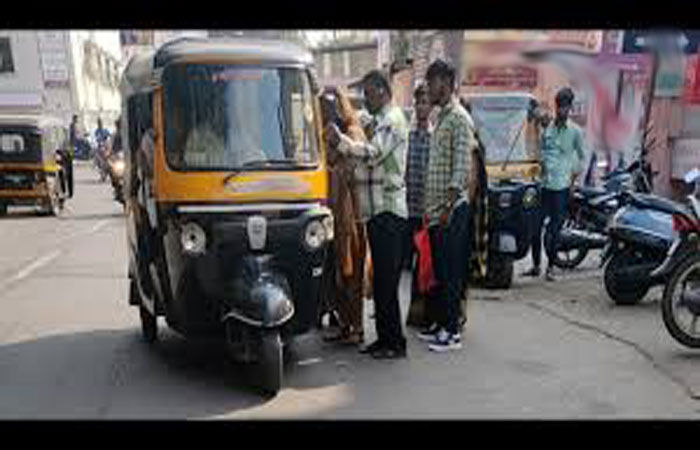 90 ટકા કેબ-રિક્ષા  હડતાલમાં જોડાતાં મુંબઈગરાં હેરાન પરેશાન