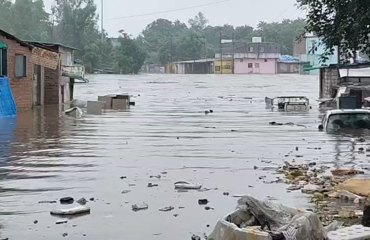 ગોધરામાં વરસાદી આફત: ઘરો અને દુકાનોમાં પાણી ઘૂસતા લોકોની હાલત કફોડી, તંત્ર સામે આક્રોશ