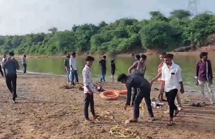ગાંધીનગરમાં મોટી દુર્ઘટના: ગણેશ વિસર્જન સમયે 10 લોકો પાણીમાં ડૂબ્યાની આશંકા, 8ના મોત