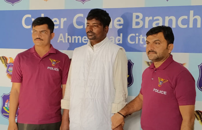 અમદાવાદ: સારવારના બહાને લાખો રૂપિયા પડાવતી નકલી ડૉક્ટરોની ગેંગનો એક શખસ ઝડપાયો, સિનિયર સિટીઝનને નિશાન બનાવતા