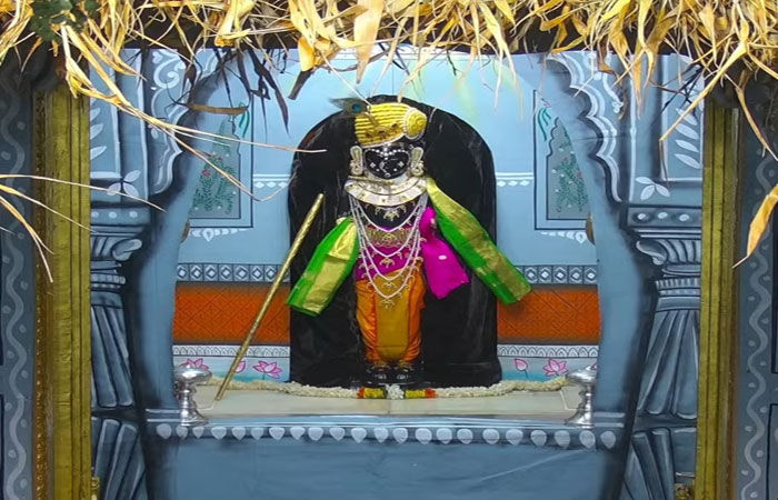 દ્વારકાના જગતમંદિરમાં ઠાકોરજીને ગોપાલકનો પરિવેશ ધારણ કરાવાયો