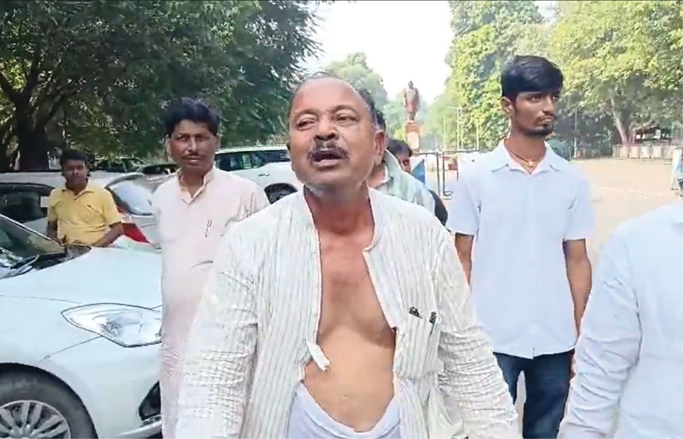 VIDEO : બિહારમાં ટિકિટ વહેંચણીમાં ગજબ ડ્રામા! લાલુ યાદવના ઘરની બહાર કપડાં ફાડીને રડવા લાગ્યા નેતા