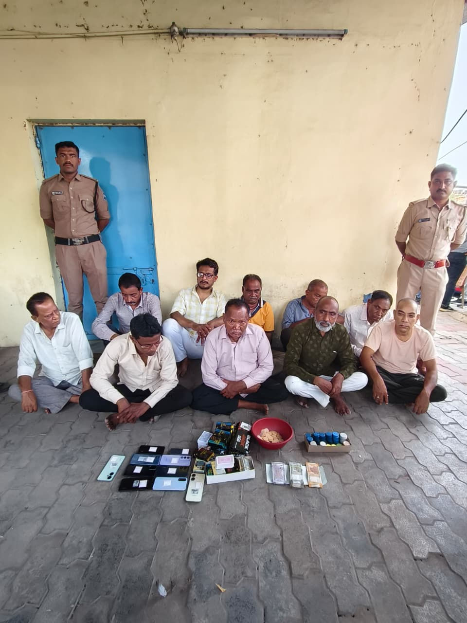 અમદાવાદ: દરિયાપુરમાં ટોકન સિસ્ટમથી ચાલતું જુગારધામ પકડાયું; સ્થાનિક પોલીસની સંડોવણીની તપાસ શરૂ