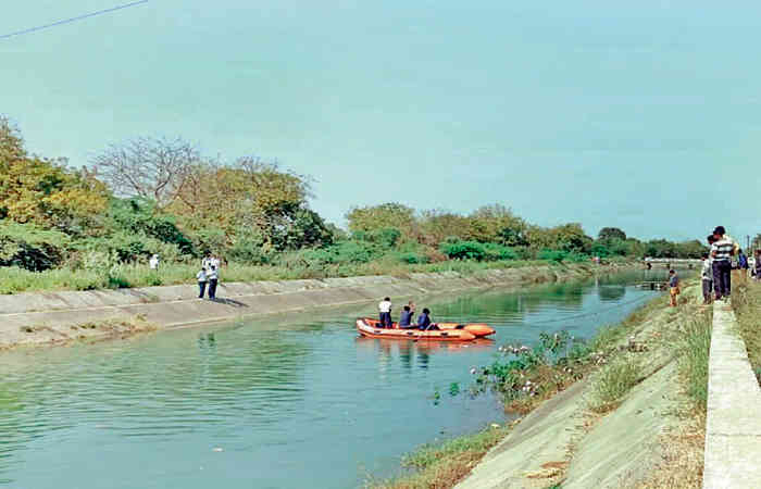 નર્મદા માઇનોર કેનાલમાં મોટર સાઇકલ ખાબકી: એક બચી ગયો, બે યુવાન તણાયા