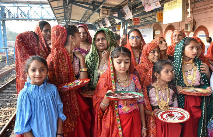 મૂળ સૌરાષ્ટ્રના તમિલ લોકોનું વેરાવળ રેલવે સ્ટેશન ખાતે ભાવભીનું સ્વાગત