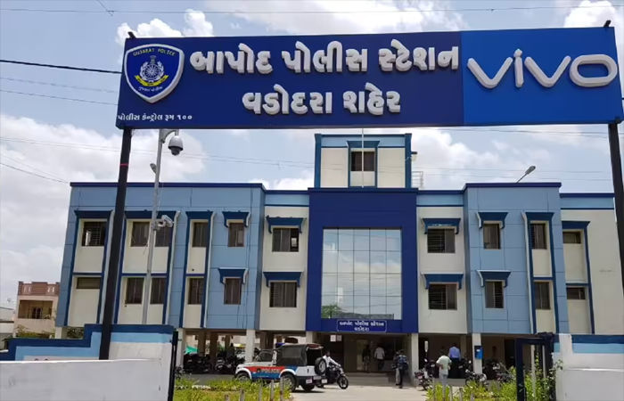 પતિની હાજરીમાં જ પરિણીતાનો હાથ પકડી બીભત્સ ઈશારા કરતા યુવક સામે ફરિયાદ નોંધાઈ