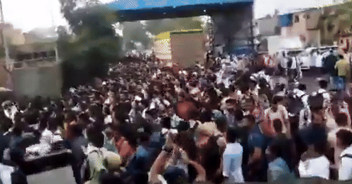 VIDEO: મુંબઈ એરપોર્ટ પર 2200 હેન્ડીમેનની ભરતી સામે 25 હજાર ઉમેદવાર ઉમટ્યા, નાસભાગ સર્જાઈ