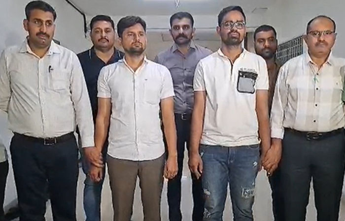 'કાળાબજારી કરો છો, દુકાનને તાળા મરાવી દઈશ..' લાંચ રૂપે 50000 માગનાર AAP કાર્યકર સહિત 2ની ધરપકડ