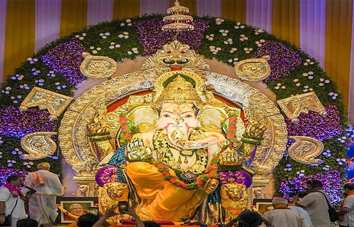 66 કિલો સોના અને 295 કિલો ચાંદીમાંથી બનેલા ભારતના સૌથી અમીર મહાગણપતિ!, જુઓ ગણેશજીના Photos