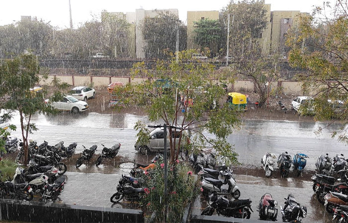 અમદાવાદના વાતાવરણમાં અચાનક પલટો, શહેરના અનેક વિસ્તારમાં ઝાપટા, ખેડૂતોને નુકસાનની ભીતિ