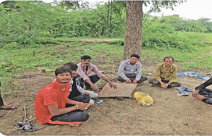 પોલીસે સ્થળ પરથી 15 હજારથી વધુની રોકડ જપ્ત કરી, 6 સામે ગુનો નોંધ્યો