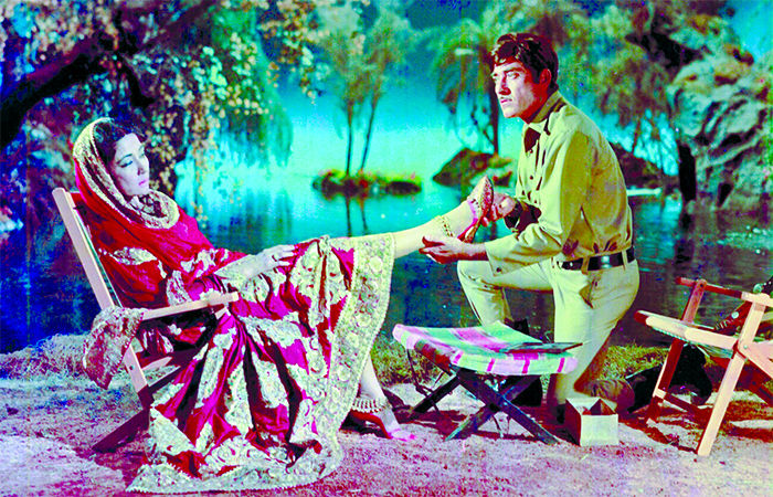 પાકીઝા: આ ફિલ્મ નથી, મીના કુમારીનો આત્મા છે!