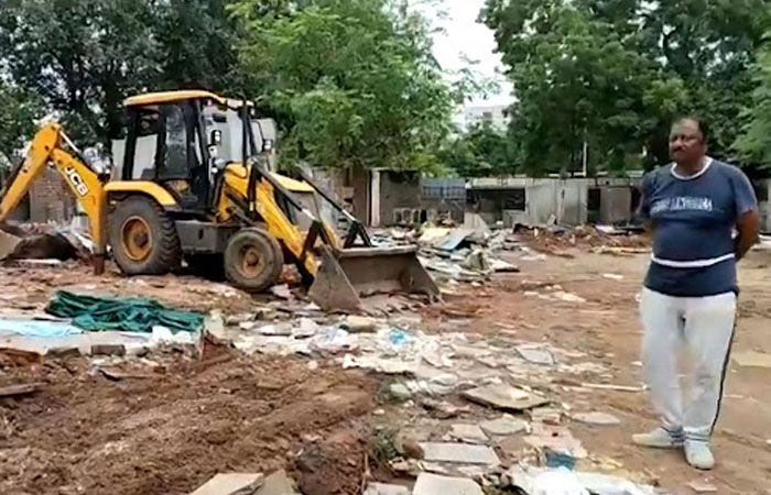 વડોદરા: અકોટા વિસ્તારમાં લોકોને આવાસો મળવાથી જગ્યા ખાલી કરતા કોર્પોરેશને વસાહતના મકાનો તોડ્યા