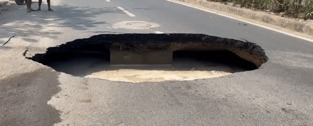 Video: વડોદરામાં વગર વરસાદે 10 ફૂટનો ભૂવો પડ્યો; લોકોએ નારિયેળ વધેરી VMCનો અનોખો વિરોધ કર્યો
