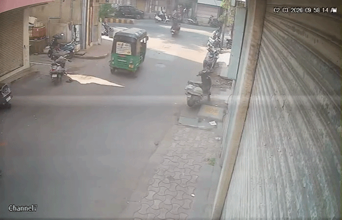 VIDEO: વડોદરાના દાંડિયાબજારમાં 'રફતારનો કહેર', બેફામ બાઈક ચાલકે બે યુવતીઓને અડફેટે લીધી