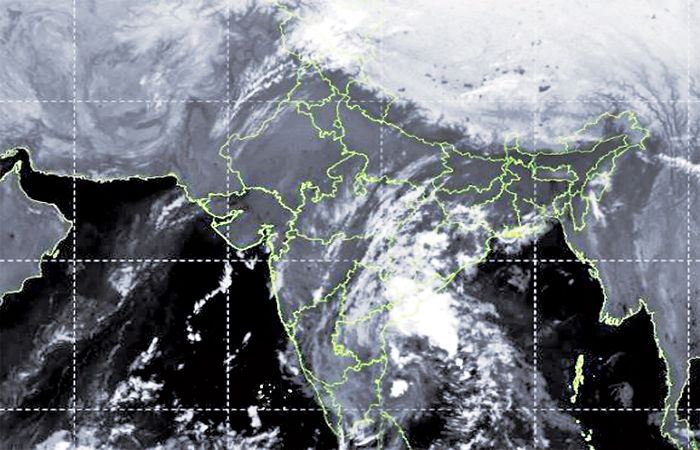 તમિલનાડુમાં વાવાઝોડું ત્રાટકતા ભારે વરસાદ : ભયંકર તારાજી
