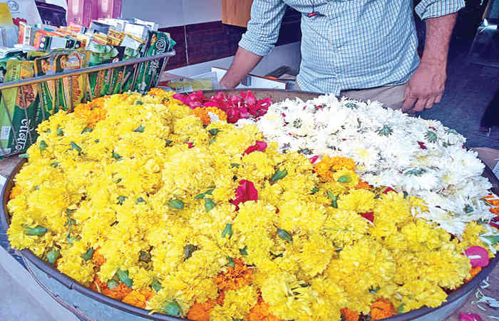 મહેસાણાના ફૂલબજારમાં ગત વર્ષ કરતા આ વર્ષે વેપાર ધમધમશે