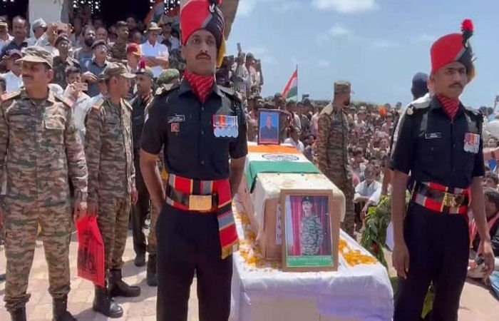 ચોરવાડ હીબકે ચડયું : શહીદ જવાનની અંતિમયાત્રામાં હજારો લોકો જોડાયા