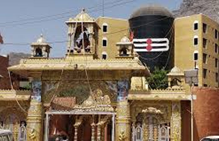 નાણાંકીય અનિયમિતતાના કારણે હાંકી કાઢેલા સાધુની એન્ટ્રીથી વિવાદ