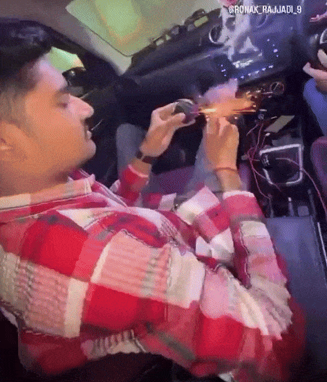 Video: રાજકોટમાં 'રીલ્સ'ની લ્હાયમાં નબીરાઓ બેફામ, ચાલુ કારે સળગતા ફટાકડા રોડ પર ફેંકી લોકોનો જીવ જોખમમાં મૂક્યો