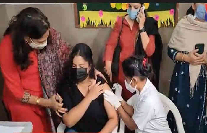 વડોદરા: 15થી 18 વર્ષીય કિશોરોના રસીકરણ અભિયાન, કેટલાક વિદ્યાર્થી ને ચક્કર આવ્યાના કિસ્સા