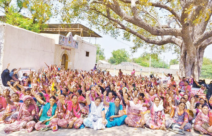 બાલાસિનોરની 163 આંગણાવાડીઓને તાળાં, વર્કર - હેલ્પરોનું વિરોધ પ્રદર્શન