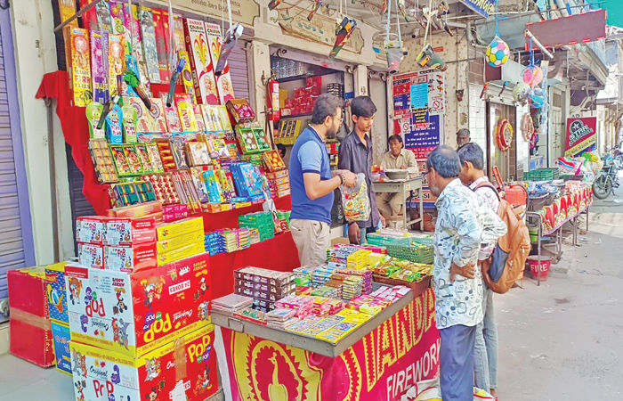 સુરેન્દ્રનગર શહેર સહિત જિલ્લામાં દિવાળીની પૂર્વ સંધ્યાએ ફટાકડાં બજારમાં ભીડ ઉમટી